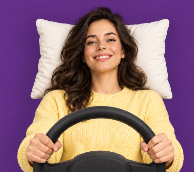 Una huésped sonriente con una almohada y un volante: hospedaje y movilidad en una misma experiencia